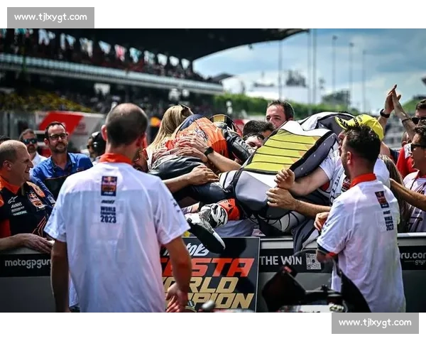 Moto3 马来西亚站出场圈事故:两车手送医,赛事紧急缩减 Moto3 马来西亚站出场圈事故:两车手送医,赛事紧急缩减