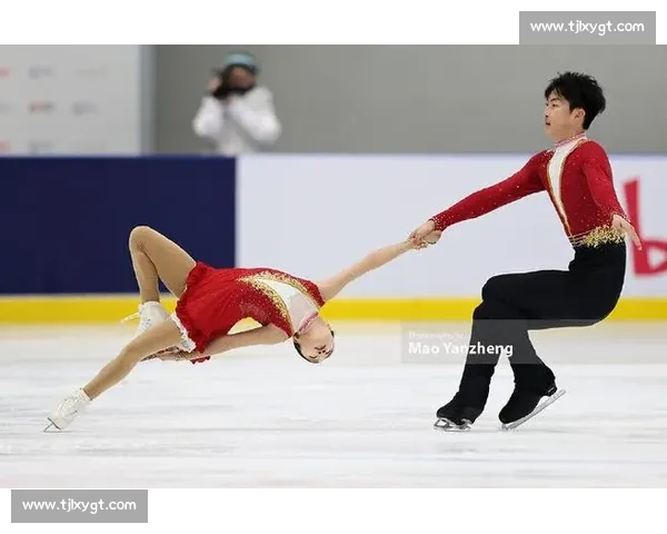 中俄花滑高手齐齐哈尔竞技 郭蕊 张益文摘双人滑桂冠 中俄花滑高手齐齐哈尔竞技 郭蕊 张益文摘双人滑桂冠